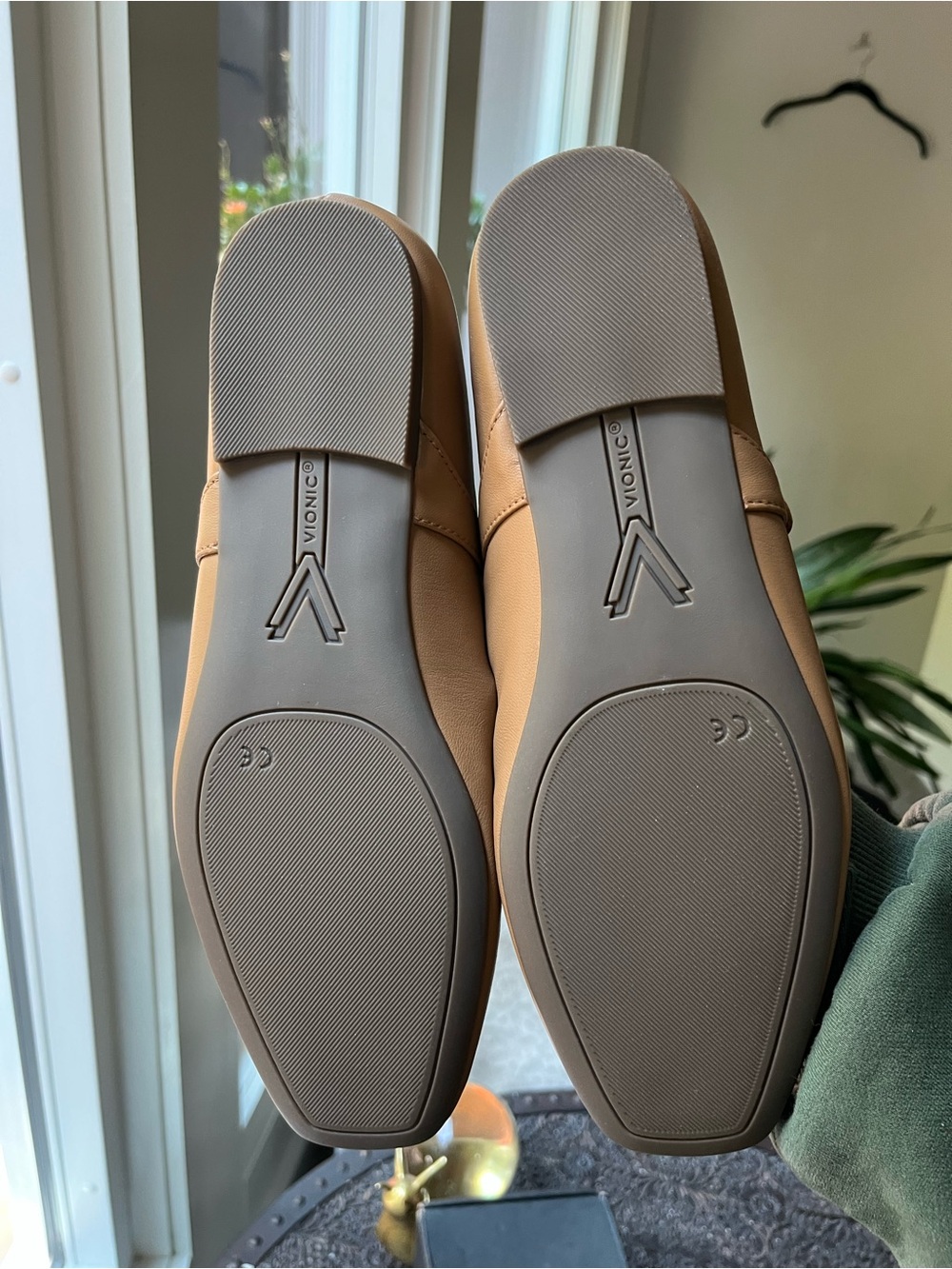 VIONIC ALAMEDA LEATHER MARY JANE FLATS CAMEL 8.5 W WIDE - Picture 10 of 10